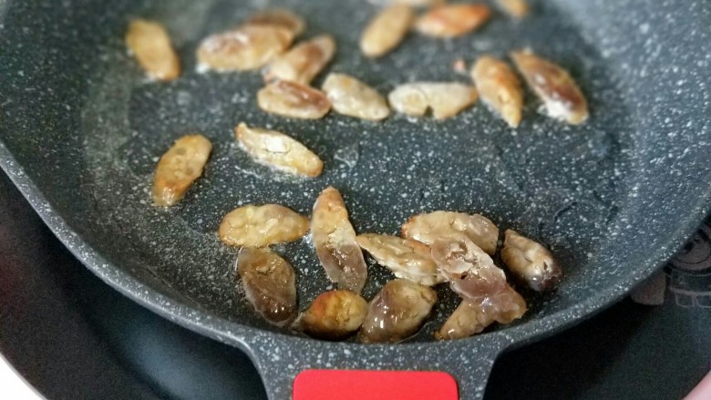 年夜饭&自制腊肠炒蒜薹,起油锅,加入切好的腊肠。