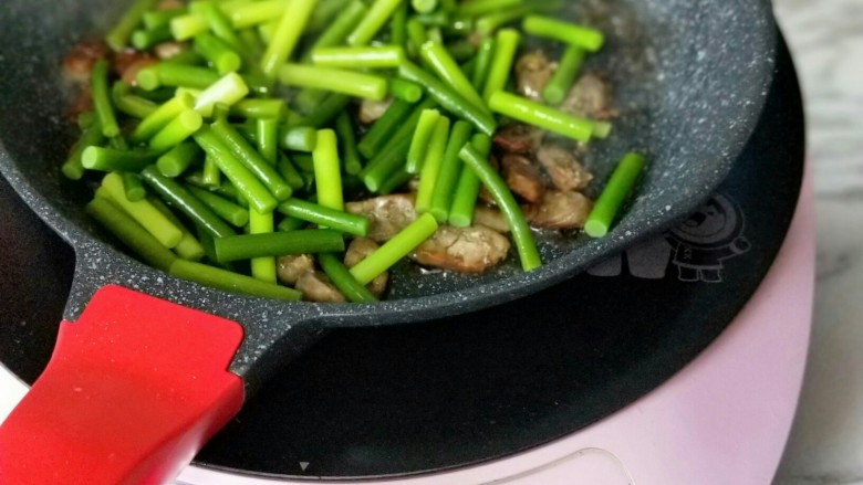 年夜饭&自制腊肠炒蒜薹,加入焯水的蒜薹。