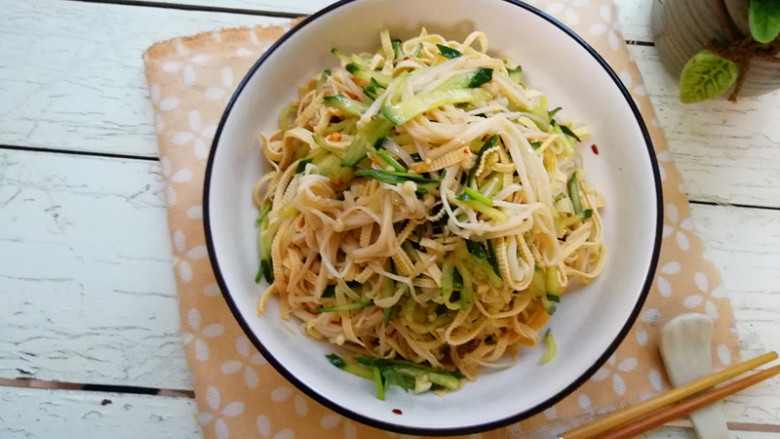 【豆皮金针菇拌黄瓜】