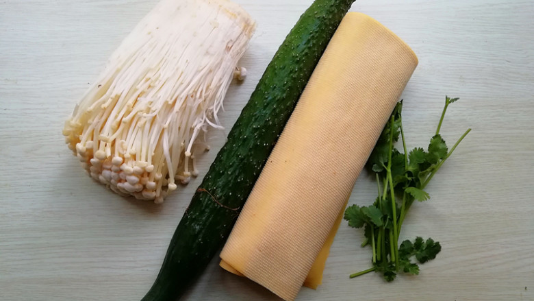 【豆皮金针菇拌黄瓜】,准备好所需材料,洗净