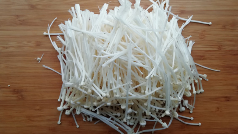 【豆皮金针菇拌黄瓜】,将<a style='color:red;display:inline-block;' href='/shicai/ 234'>金针菇</a>切去根部,撕成小朵