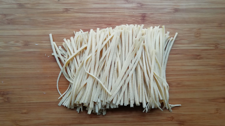 【豆皮金针菇拌黄瓜】,将<a style='color:red;display:inline-block;' href='/shicai/ 4660'>豆皮</a>切成丝