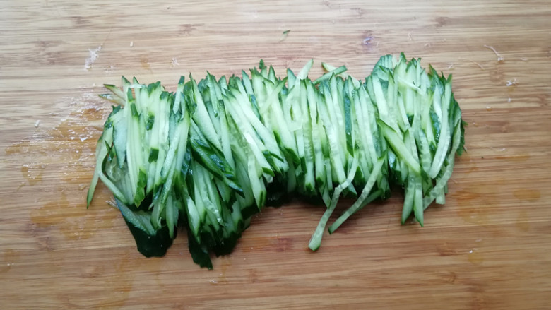 【豆皮金针菇拌黄瓜】,把<a style='color:red;display:inline-block;' href='/shicai/ 54'>黄瓜</a>切成丝