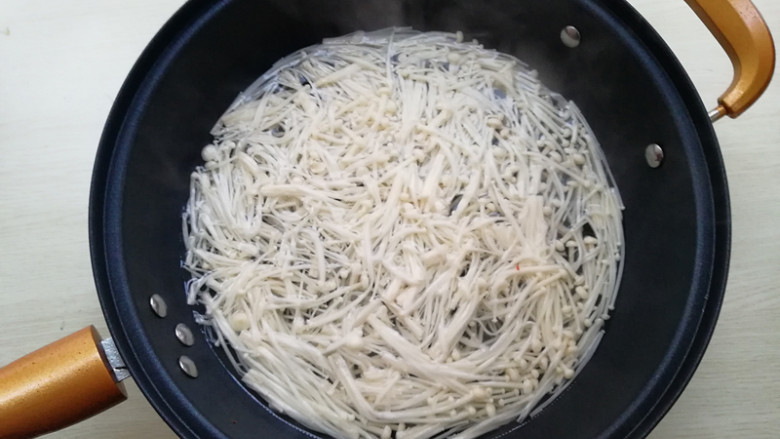 【豆皮金针菇拌黄瓜】,锅加水烧开,下入金针菇焯水半分钟,捞出