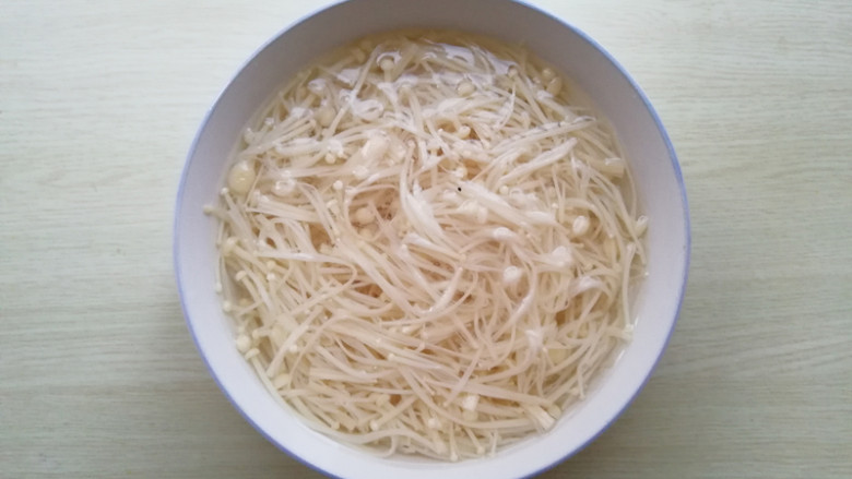 【豆皮金针菇拌黄瓜】,放在冷水中投凉,捞出攥净水待用