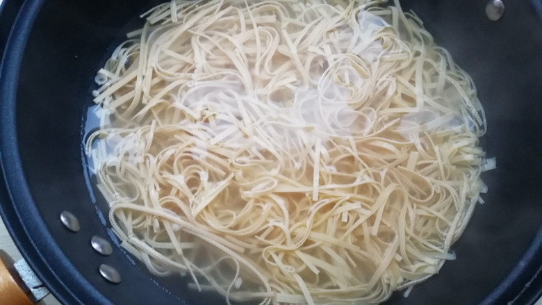 【豆皮金针菇拌黄瓜】,锅内水重新烧开,下入豆皮焯水1-2分钟
