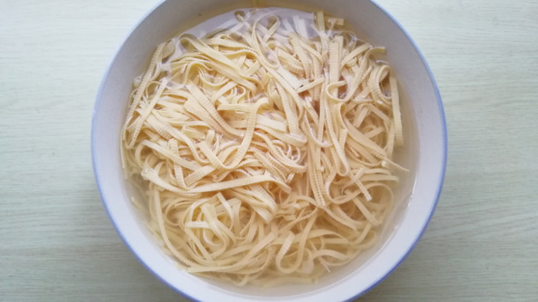【豆皮金针菇拌黄瓜】,捞出放在冷水中投凉,捞出沥净水