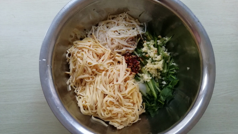 【豆皮金针菇拌黄瓜】,将豆皮丝，黄瓜丝，金针菇放在盆内，加入香菜段、蒜末、<a style='color:red;display:inline-block;' href='/shicai/ 847'>香油</a>，<a style='color:red;display:inline-block;' href='/shicai/ 852'>辣椒油</a>、少许盐、<a style='color:red;display:inline-block;' href='/shicai/ 3729'>白糖</a>、<a style='color:red;display:inline-block;' href='/shicai/ 793'>米醋</a>、<a style='color:red;display:inline-block;' href='/shicai/ 135324'>生抽酱油</a>