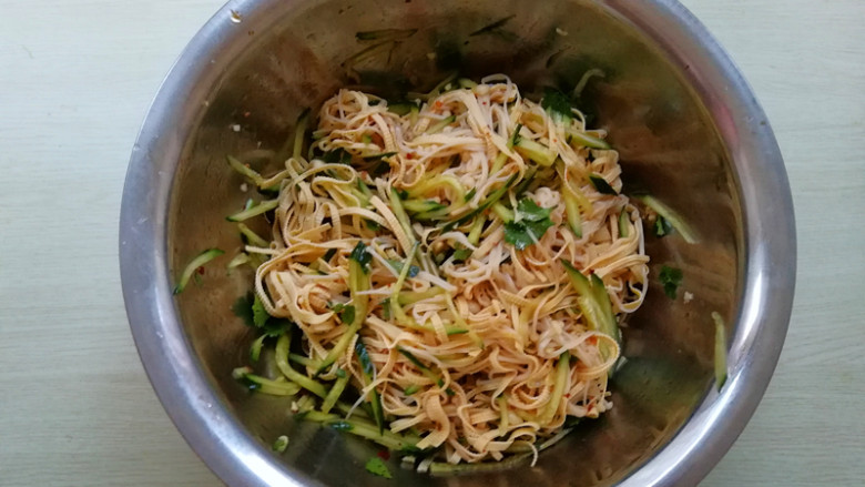 【豆皮金针菇拌黄瓜】,用筷子从下往上翻拌均匀