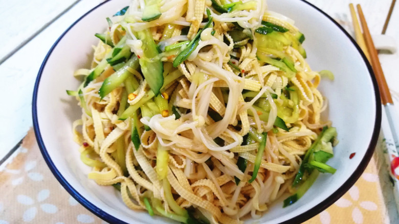 【豆皮金针菇拌黄瓜】,盛出装盘即可