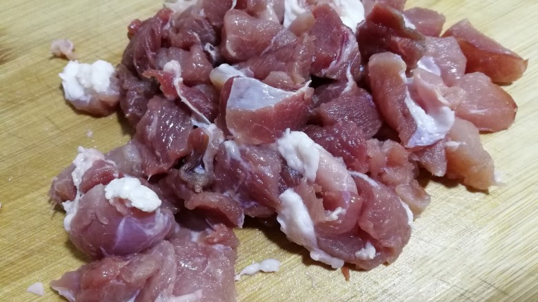 青椒熘肉段,切成小方块,两厘米左右见方就可以,٩(๑•◡-๑)۶然后放在一个小盆内,撒上淀粉,用手抓匀,放置一会儿,这一步的过程,我忘了拍。