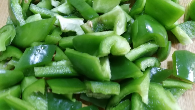 青椒熘肉段,再切成这样的菱形,