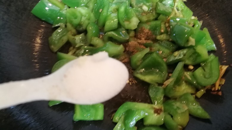青椒熘肉段,一小勺盐,
