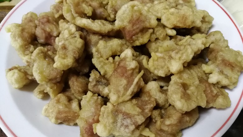 青椒熘肉段,肉段儿炸好后捞出放在盘里,再回一下锅进行二次炸制,然后捞出准备煸炒