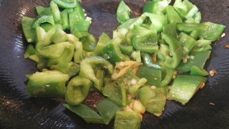 青椒熘肉段,锅内放少许油,葱,姜,大青椒一起放入,大火煸炒,