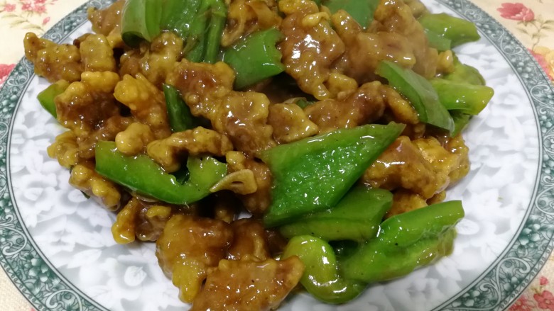 青椒熘肉段,出锅装盘,这是饭桌上最受大家欢迎的菜,真的很好吃!2018.2.19制作