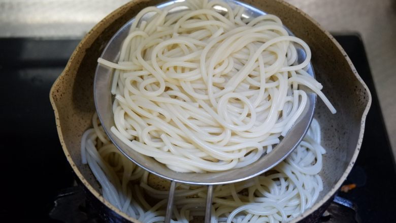 酸菜肉丝面,煮好捞出沥干水份备用,