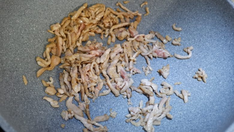 酸菜肉丝面,将肉丝翻炒至发白断生,