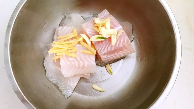 香煎黑椒龙利鱼,加入姜丝,蒜片