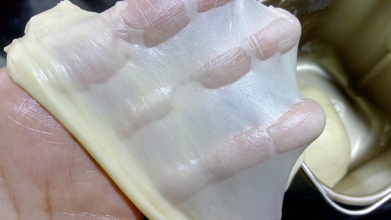 快手超萌小鸡餐包(一次发酵),有的可以出较薄且结实的膜,餐包只需要揉至扩展阶段就可以了。