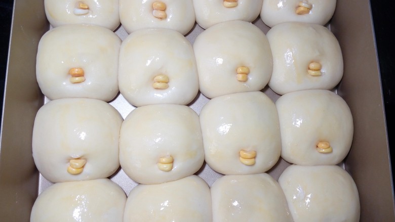 快手超萌小鸡餐包(一次发酵),在每个面团的中下部,用剪刀剪一个小口,放入两粒<a style='color:red;display:inline-block;' href='/shicai/ 500'>玉米</a>,做小鸡的嘴。
