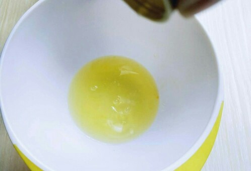自制草莓酱蛋糕卷,蛋白打发,往蛋白里加入柠檬汁(白醋也可以)