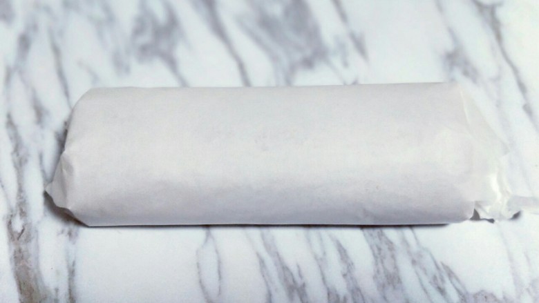 自制草莓酱蛋糕卷,卷的时候可以借助擀面杖,卷油纸向后卷,蛋糕顺势往前面卷,这样不容易开裂。卷好后定型半小时。