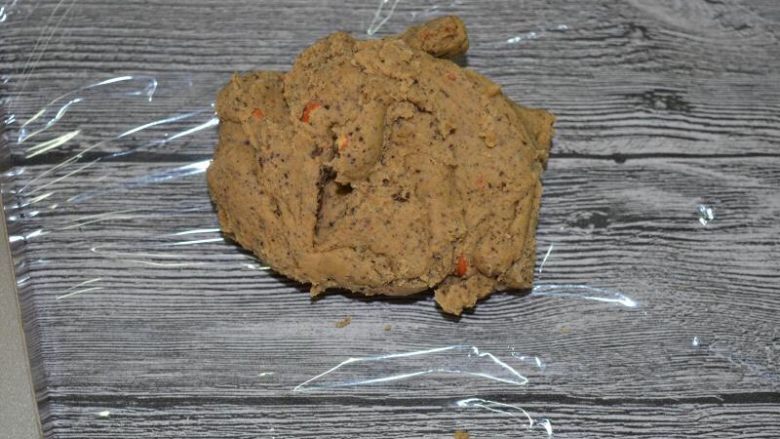 年货-送礼佳品~咖啡粒粒杏仁饼,把面团放在保鲜膜上