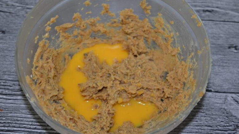 年货-送礼佳品~咖啡粒粒杏仁饼,加入蛋液,打至完全乳化(无油水分离状)