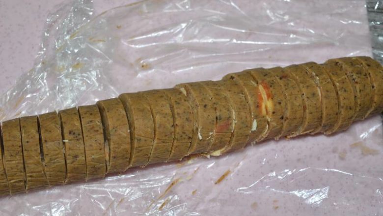年货-送礼佳品~咖啡粒粒杏仁饼,1小时后取出
上火170,下火160预热烤箱
切成6-7mm厚一块