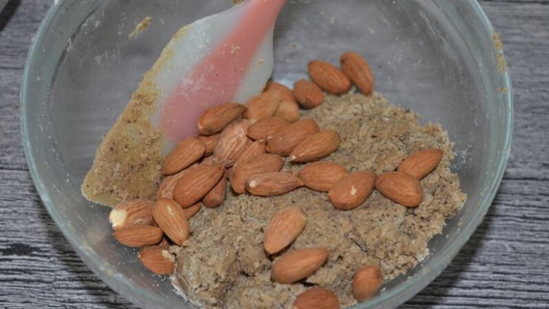 年货-送礼佳品~咖啡粒粒杏仁饼,切拌至无干粉状,加入大杏仁