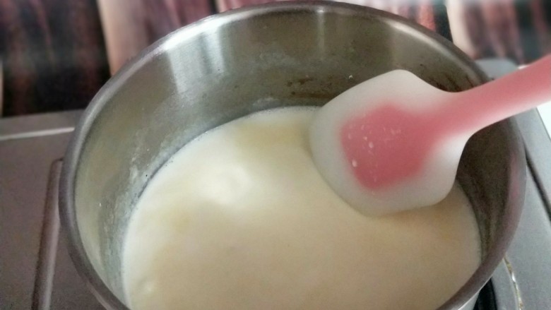 春节快手甜品&新鲜奶油草莓蛋挞,中火加入至微沸状态关火,加入<a style='color:red;display:inline-block;' href='/shicai/ 869'>白砂糖</a>,不断用硅胶铲搅拌,直至糖融化。