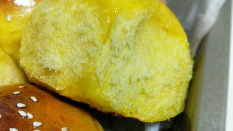 香甜松软的南瓜小面包,特别松软。内组织不错呦~