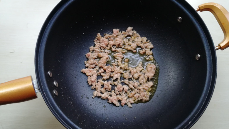【肉末炒蒜苔】,下入肉末,小火将肉末翻炒至变白