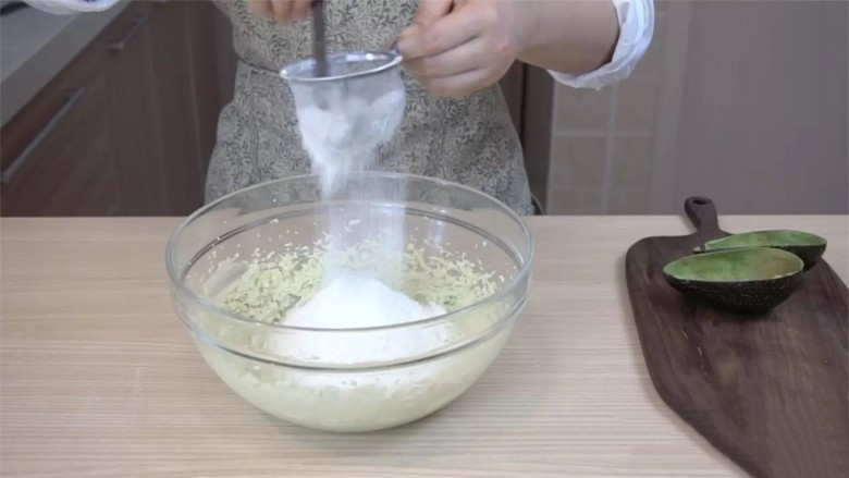 牛油果磅蛋糕,筛入打发的黄油里,翻拌到没有干粉即可。