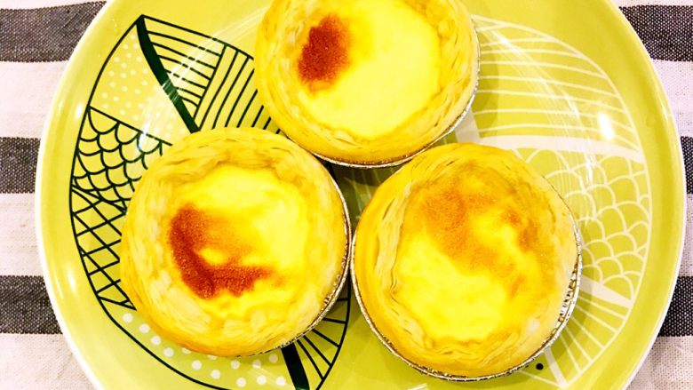 光波烘焙葡式蛋挞,烘焙好的葡式蛋挞,表皮酥脆、内里绵香,口感绝佳。
