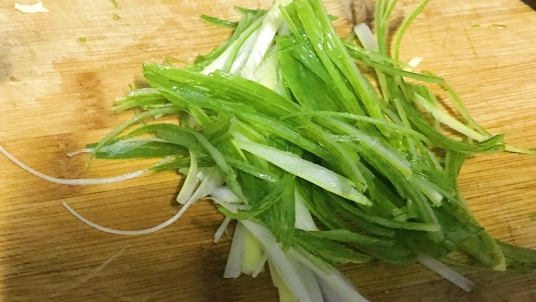 狗年旺旺,年夜饭系列2️⃣红油千福丝,大葱切丝。