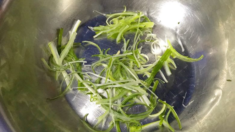 狗年旺旺,年夜饭系列2️⃣红油千福丝,葱丝放在大一点的容器里。