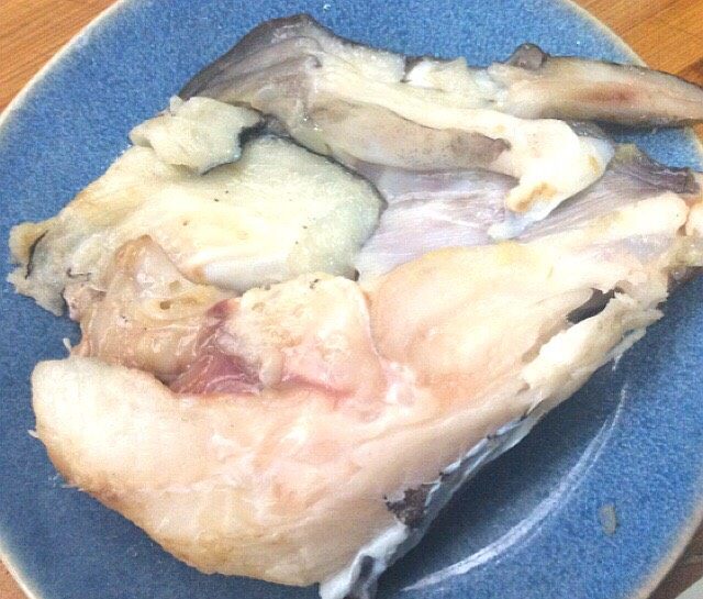 #春节健康菜#清蒸深海鱼头,剪去鱼须,鱼鳃,洗净备用