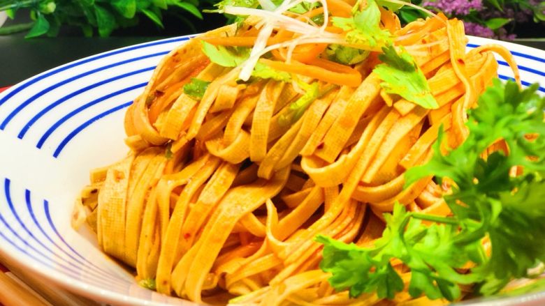 狗年旺旺,年夜饭系列2️⃣红油千福丝,装盘食用,年夜饭大鱼大肉吃多了,解解腻。