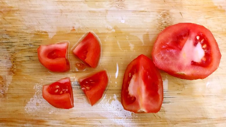 新年美食の年年高～娃娃菜西红柿火腿肠鸡蛋炒年糕,如图所示，切成小块