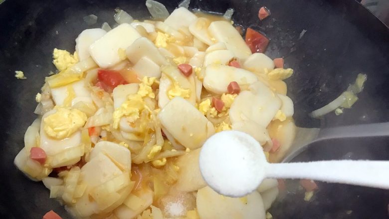 新年美食の年年高~娃娃菜西红柿火腿肠鸡蛋炒年糕,加一小勺细盐