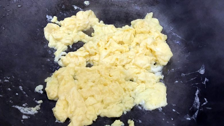 新年美食の年年高~娃娃菜西红柿火腿肠鸡蛋炒年糕,小火快速将鸡蛋翻炒至结块