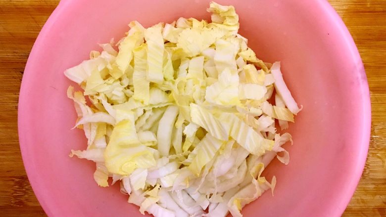 新年美食の年年高~娃娃菜西红柿火腿肠鸡蛋炒年糕,全部切好,控干水分,备用