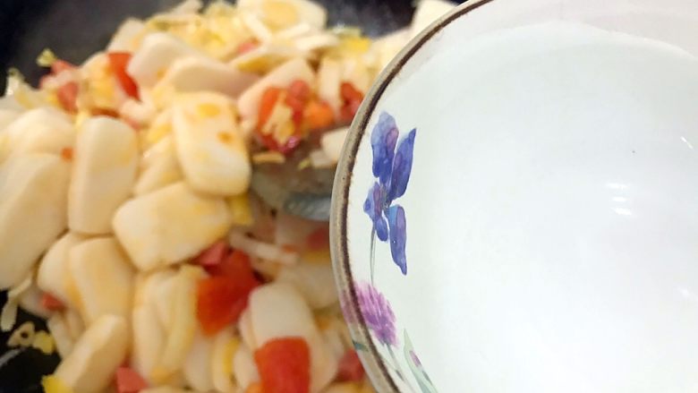 新年美食の年年高~娃娃菜西红柿火腿肠鸡蛋炒年糕,加适量热开水