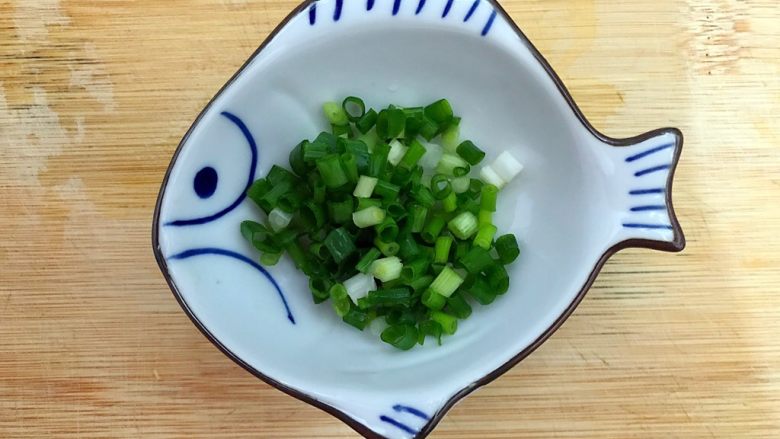 新年美食の年年高~娃娃菜西红柿火腿肠鸡蛋炒年糕,<a style='color:red;display:inline-block;' href='/shicai/ 157'>小葱</a>洗净,如图所示,切圈,备用