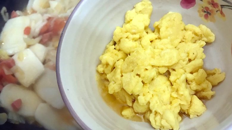 新年美食の年年高~娃娃菜西红柿火腿肠鸡蛋炒年糕,待汤汁差不多收紧时下鸡蛋