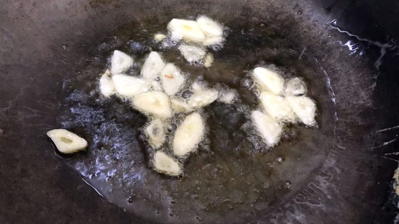 新年美食の年年高~娃娃菜西红柿火腿肠鸡蛋炒年糕,小火煸香蒜片