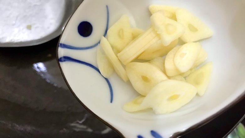 新年美食の年年高~娃娃菜西红柿火腿肠鸡蛋炒年糕,锅内留底油(如果不够的话可以酌情增加少许)