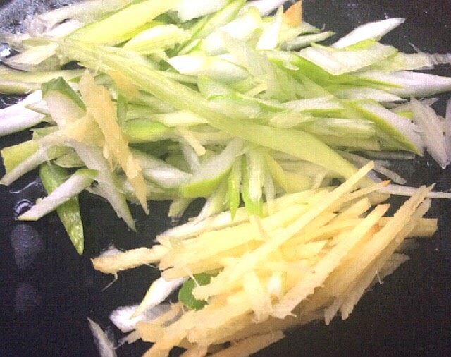 #春节健康菜#清蒸深海鱼头,在切一些葱姜丝备用